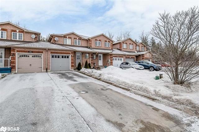 386 Dunsmore Lane, House attached with 3 bedrooms, 1 bathrooms and 3 parking in Barrie ON | Image 2