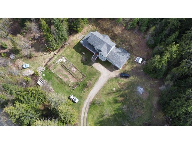 3865 Malina Road, House detached with 4 bedrooms, 3 bathrooms and null parking in Central Kootenay E BC | Image 6