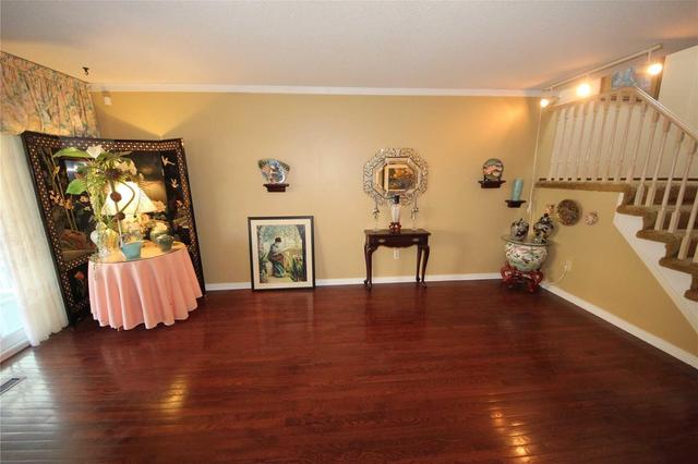 122 Larksmere Crt, House attached with 3 bedrooms, 3 bathrooms and 4 parking in Markham ON | Image 2