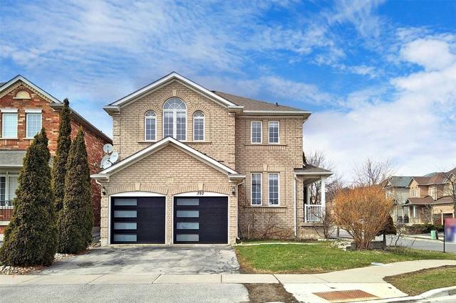 392 Sonoma Blvd, House detached with 4 bedrooms, 3 bathrooms and 6 parking in Vaughan ON | Card Image