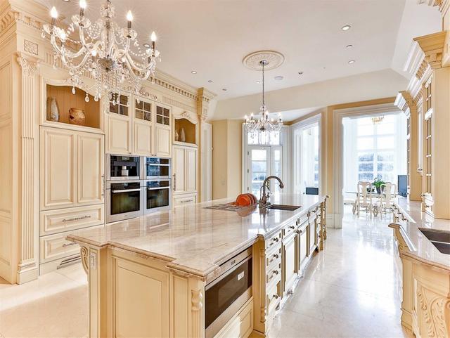 71 The Bridle Path, House detached with 5 bedrooms, 13 bathrooms and 31 parking in Toronto ON | Image 2