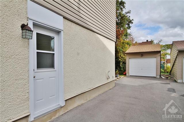 1041 Barwell Avenue, Home with 3 bedrooms, 3 bathrooms and 6 parking in Ottawa ON | Image 26