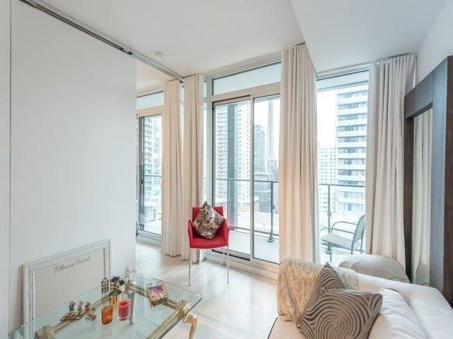1410 - 125 Peter St, Condo with 1 bedrooms, 1 bathrooms and 0 parking in Toronto ON | Image 2