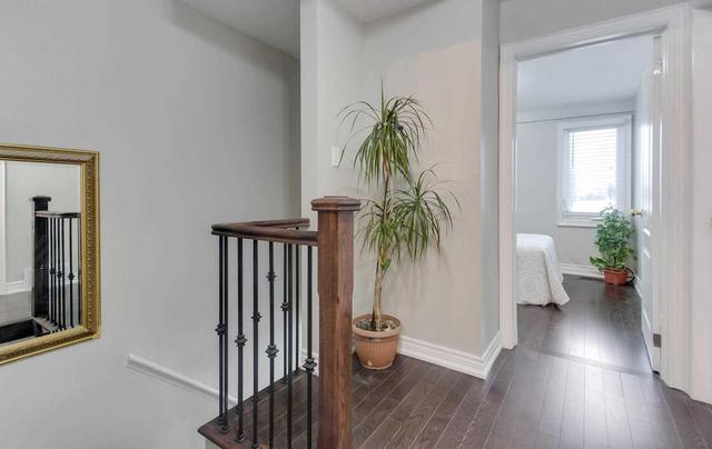 125 Chestnut Cres, House semidetached with 3 bedrooms, 2 bathrooms and 4 parking in Toronto ON | Image 8