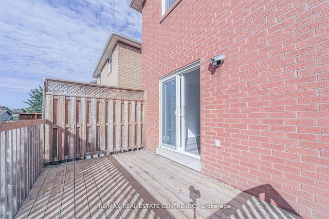 51 Ravenscliffe Crt, House detached with 3 bedrooms, 4 bathrooms and 5 parking in Brampton ON | Image 35