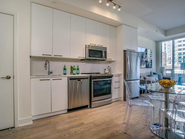 Th 12 - 30 Roehampton Ave, Condo with 1 bedrooms, 2 bathrooms and 1 parking in Toronto ON | Image 4