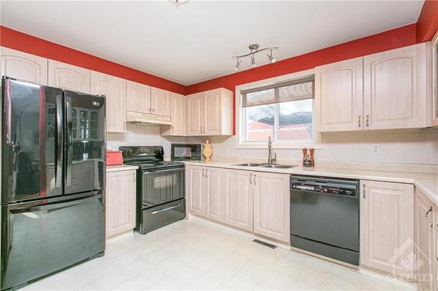 10 Buckingham Private, Townhouse with 3 bedrooms, 3 bathrooms and 2 parking in Ottawa ON | Image 9
