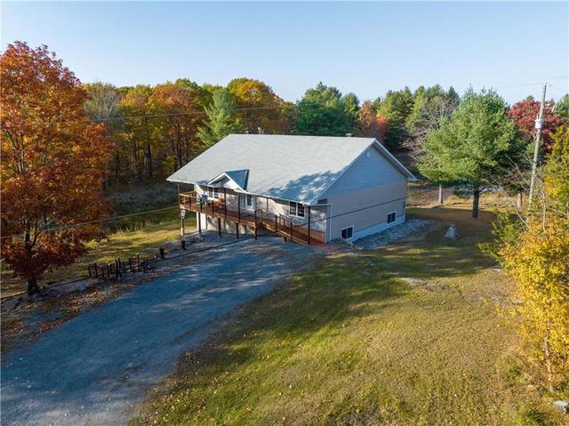 878 Devil Lake Road, House detached with 4 bedrooms, 2 bathrooms and 8 parking in South Frontenac ON | Image 2