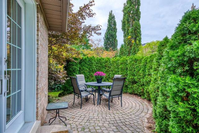 2066 Pipers Crt, House detached with 4 bedrooms, 5 bathrooms and 6 parking in Burlington ON | Image 33