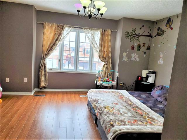 19 Lauraglen Cres, House semidetached with 4 bedrooms, 4 bathrooms and 5 parking in Brampton ON | Image 9