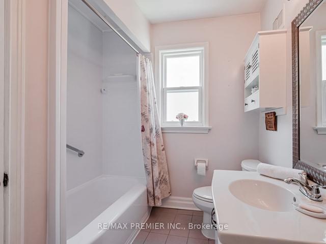 93 Black Creek Blvd, House detached with 4 bedrooms, 2 bathrooms and 4 parking in Toronto ON | Image 8