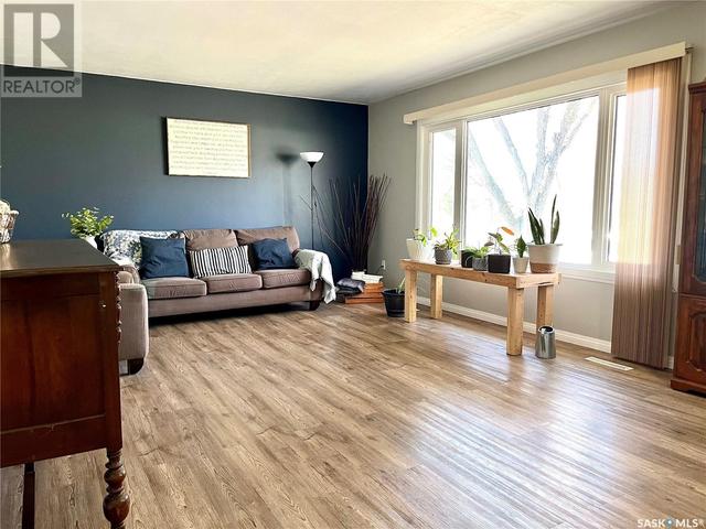 444 2nd Street E, House detached with 5 bedrooms, 3 bathrooms and null parking in Shaunavon SK | Image 2