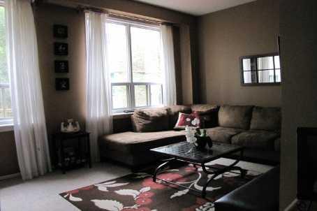 61 Poplar Cres, Townhouse with 3 bedrooms, 2 bathrooms and 1 parking in Aurora ON | Image 4