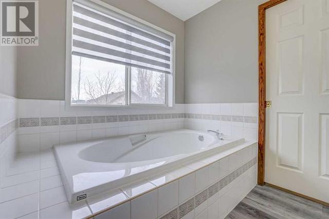 12530 Douglas Woods Road Se, House detached with 5 bedrooms, 3 bathrooms and 2 parking in Calgary AB | Image 25