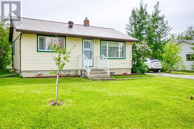 908 6 Avenue, House detached with 2 bedrooms, 1 bathrooms and 4 parking in Beaverlodge AB | Image 3