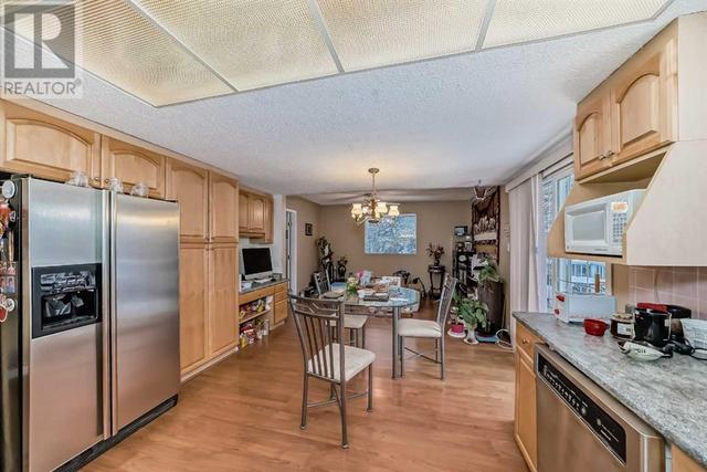 14 Varmoor Place Nw, House detached with 4 bedrooms, 2 bathrooms and 4 parking in Calgary AB | Image 8