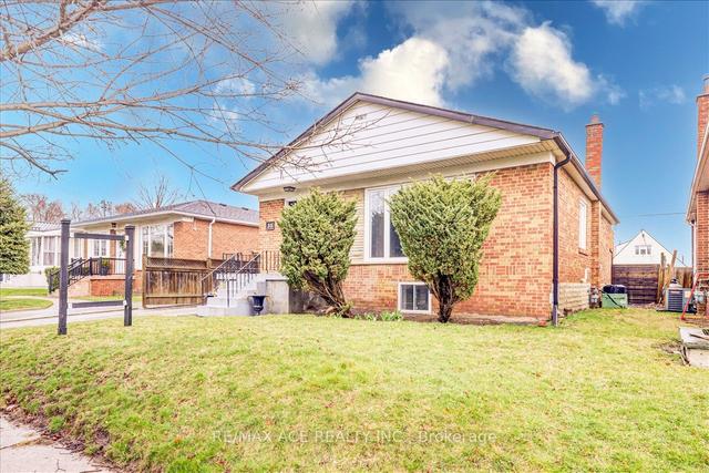 35 Vauxhall Dr, House detached with 3 bedrooms, 4 bathrooms and 3 parking in Toronto ON | Image 23