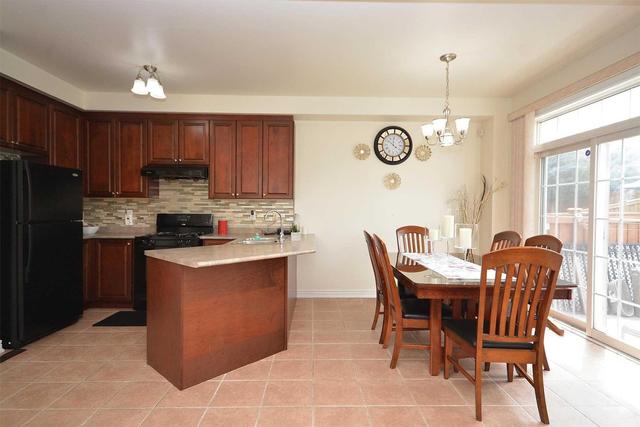 70 Tobermory Cres, House detached with 3 bedrooms, 4 bathrooms and 3 parking in Brampton ON | Image 7