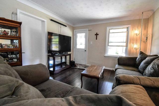 37 Marquis St, House detached with 2 bedrooms, 1 bathrooms and 2 parking in St. Catharines ON | Image 2