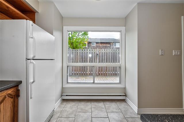 4 - 2054 Lakeshore Rd W, Townhouse with 3 bedrooms, 2 bathrooms and 1 parking in Oakville ON | Image 6