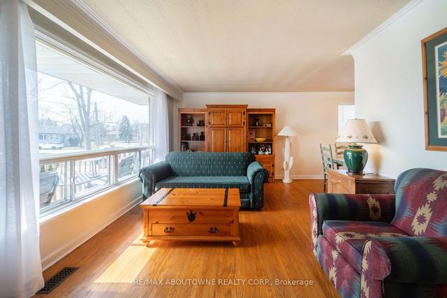 573 Valley Dr, House detached with 3 bedrooms, 2 bathrooms and 5 parking in Oakville ON | Image 3