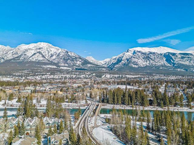 2 - 125 Rundle Crescent, Home with 3 bedrooms, 2 bathrooms and 2 parking in Canmore AB | Image 4