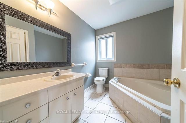 8213 Harvest Cres, House detached with 3 bedrooms, 2 bathrooms and 3 parking in Niagara Falls ON | Image 3