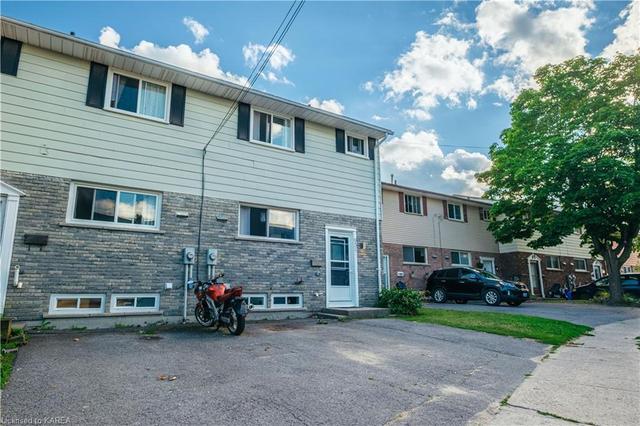 951 Oakview Avenue, House attached with 3 bedrooms, 1 bathrooms and 1 parking in Kingston ON | Image 2