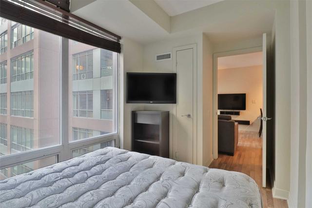 1002 - 8 Colborne St, Condo with 1 bedrooms, 1 bathrooms and 0 parking in Toronto ON | Image 2