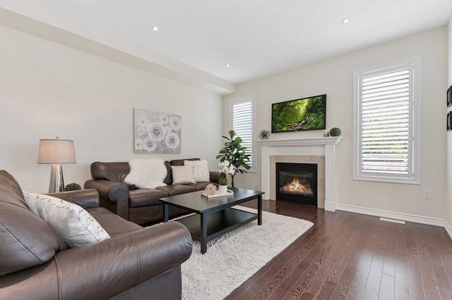 2453 Quetico Cres, House detached with 4 bedrooms, 4 bathrooms and 3 parking in Oakville ON | Image 5