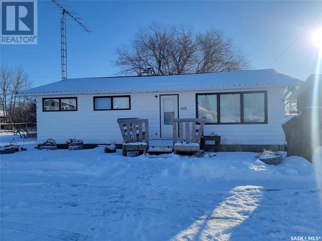 411 4th Street, House detached with 3 bedrooms, 2 bathrooms and null parking in Denzil SK | Image 2