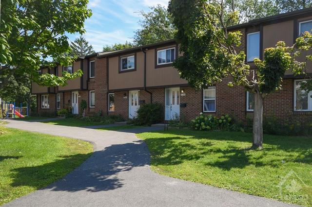 3194 Stockton Drive, Townhouse with 3 bedrooms, 2 bathrooms and 1 parking in Ottawa ON | Image 2