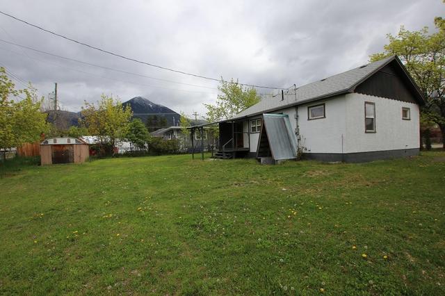 312 6th Avenue, House detached with 2 bedrooms, 1 bathrooms and 4 parking in Nakusp BC | Image 12