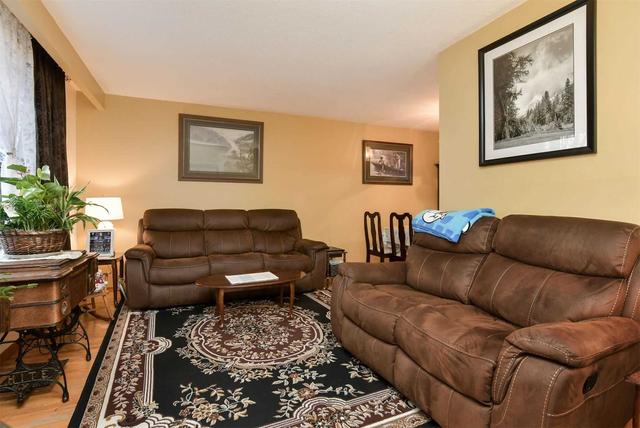 70 Maple Cres, House detached with 3 bedrooms, 2 bathrooms and 3 parking in Orangeville ON | Image 2