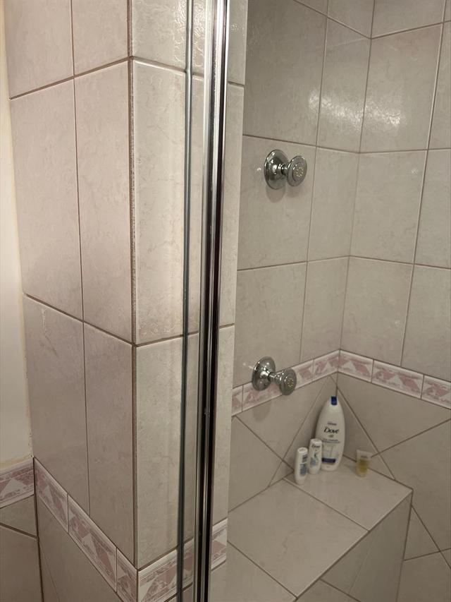 Walk-In Steam Shower with 4 Body Showers | Image 28