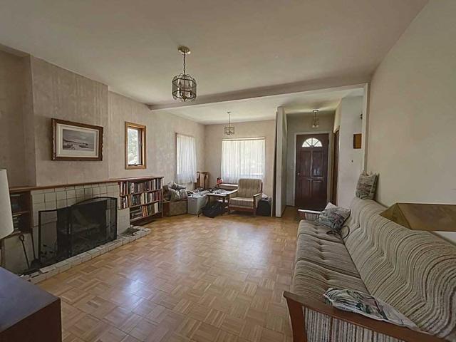 307 Lake Prom, House detached with 3 bedrooms, 2 bathrooms and 10 parking in Toronto ON | Image 8