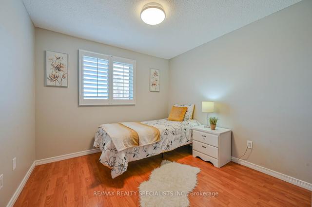 66 Carisbrook Crt, Townhouse with 3 bedrooms, 2 bathrooms and 2 parking in Brampton ON | Image 17