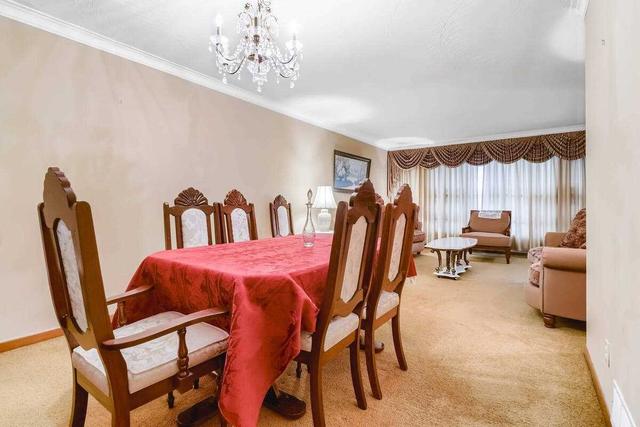 7054 Darcel Ave, House semidetached with 3 bedrooms, 2 bathrooms and 4 parking in Mississauga ON | Image 2