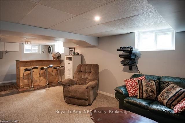 1 Keating St, House detached with 4 bedrooms, 2 bathrooms and 4 parking in St. Catharines ON | Image 5