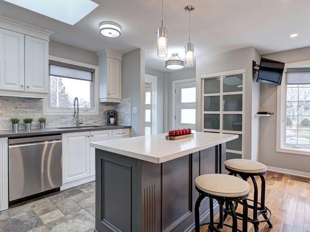 2304 Middlesmoor Cres, House semidetached with 3 bedrooms, 3 bathrooms and 5 parking in Burlington ON | Image 36