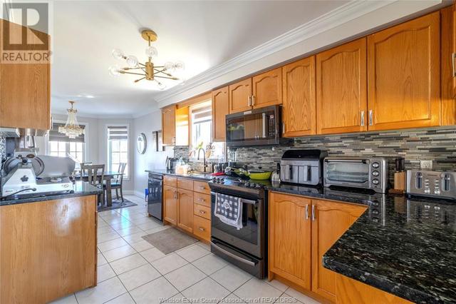 597 Compton, House detached with 4 bedrooms, 2 bathrooms and null parking in Windsor ON | Image 6