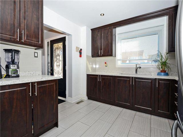 2 Moffatt Crt, House detached with 3 bedrooms, 1 bathrooms and 2 parking in Toronto ON | Image 3