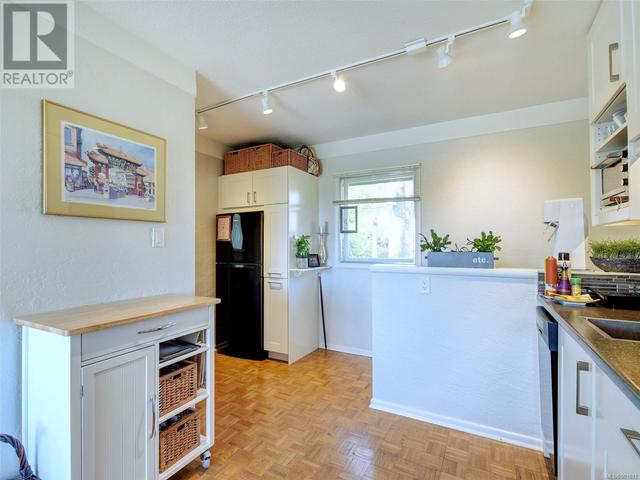 3926 Grange Rd, House detached with 4 bedrooms, 3 bathrooms and 4 parking in Saanich BC | Image 23