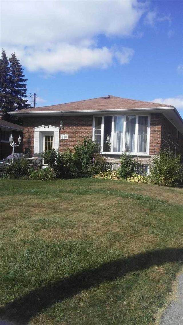 658 Gibb St, House detached with 2 bedrooms, 2 bathrooms and 4 parking in Oshawa ON | Image 4