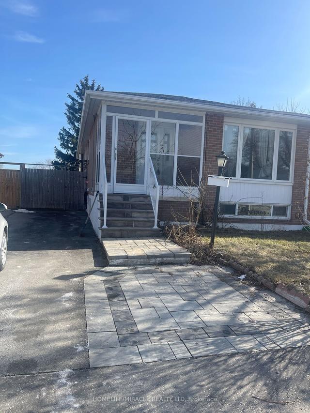 2498 Harman Crt, House semidetached with 3 bedrooms, 1 bathrooms and 2 parking in Mississauga ON | Image 1