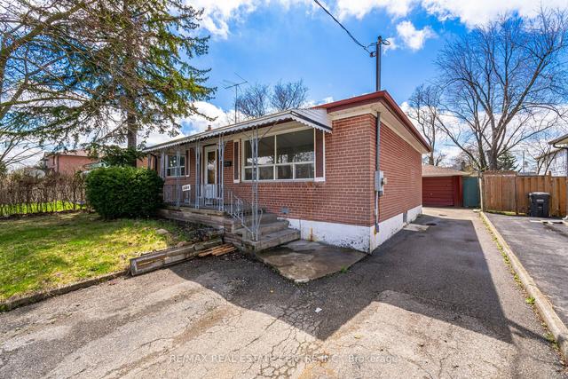 7088 Minotola Ave, House detached with 3 bedrooms, 2 bathrooms and 4 parking in Mississauga ON | Image 15