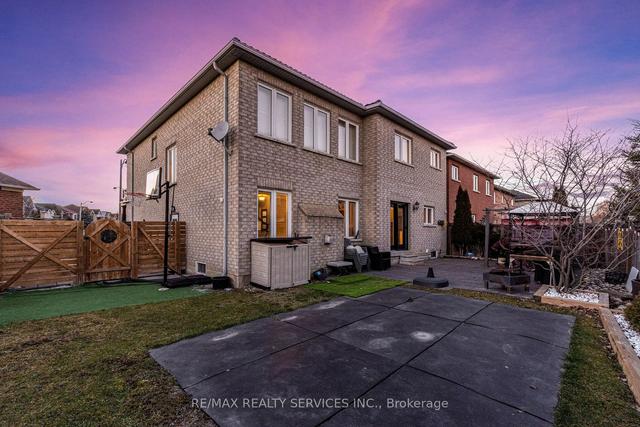 26 Regis Circ, House detached with 4 bedrooms, 4 bathrooms and 6 parking in Brampton ON | Image 29