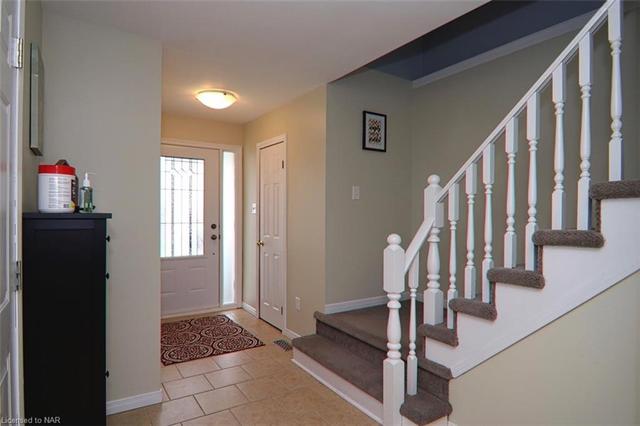 98 Baxter Crescent, House detached with 3 bedrooms, 2 bathrooms and null parking in Thorold ON | Image 3