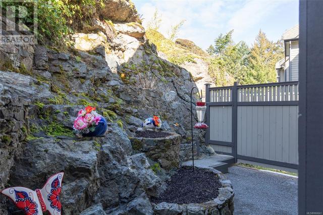 PRIVATE SITTING AREA WITH GATE TO SIDE YARD | Image 21