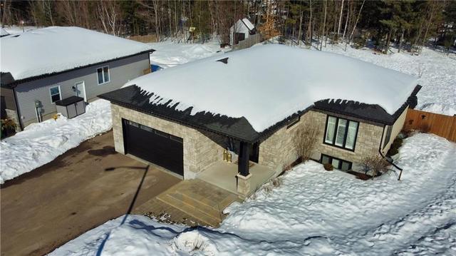 21 Noble Crescent, House detached with 5 bedrooms, 3 bathrooms and 6 parking in Petawawa ON | Image 2
